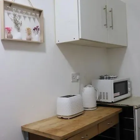 Peaceful 2 Bed House Free Wifi And Parking Apartment *