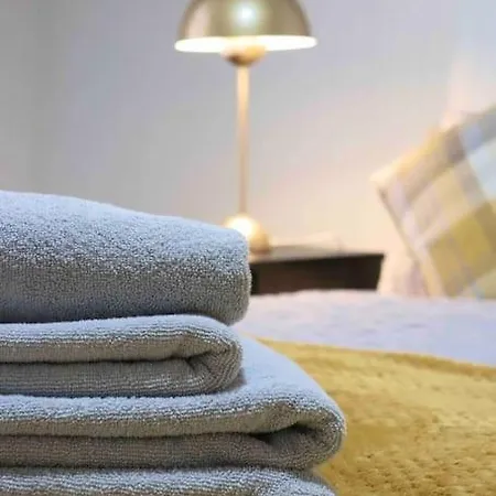 Peaceful 2 Bed House Free Wifi And Parking Apartment *