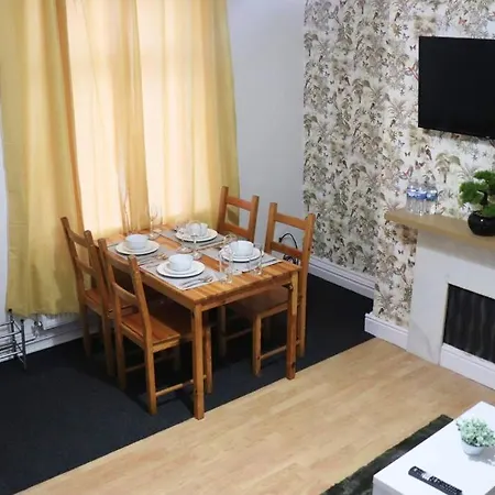 Peaceful 2 Bed House Free Wifi And Parking شقة