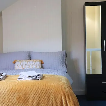 Peaceful 2 Bed House Free Wifi And Parking Апартаменти Лідс