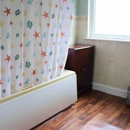 Peaceful 2 Bed House Free Wifi And Parking Apartment *