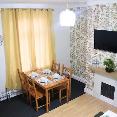 Peaceful 2 Bed House Free Wifi And Parking * Лідс