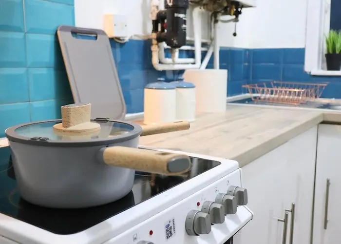 Peaceful 2 Bed House Free Wifi And Parking * Leeds (West Yorkshire)